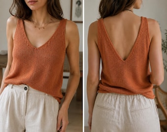 Può includere: Una canotta in maglia senza maniche di colore arancione bruciato tinta unita, caratterizzata da un profondo scollo a V sia sul davanti che sul retro. Il capo è realizzato con una lavorazione a maglia testurizzata e dettagli intrecciati.