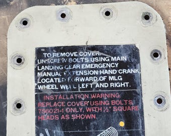 Panel de acceso de emergencia al tren de aterrizaje del C-130A antiguo