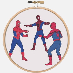 Puede incluir: Tres figuras de Spider-Man rojas y azules se señalan entre sí de forma humorística. Las figuras están de pie sobre un fondo blanco.