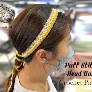 Op de afbeelding: Een gehaakt hoofdband met een puff-steekpatroon in geel en wit. De hoofdband is aan de achterkant vastgebonden met een zwart en geel touwtje. De tekst "Puff Stitch Headband Crochet Pattern" is zichtbaar in de afbeelding.
