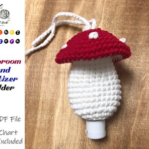 Puede incluir: Porta-gel de manos de ganchillo en forma de hongo con la parte superior roja y el cuerpo blanco. El porta-gel está diseñado para adaptarse a una pequeña botella de gel de manos. Archivo PDF y gráfico incluidos.