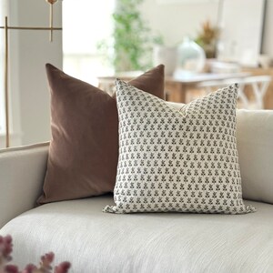 GLORIA | Designer Mocha Olive Floral Linen Pillow Cover, Block Print Pillow, Small Floral Print, Light Brown Floral Pillow, Spring Pillow bild 6