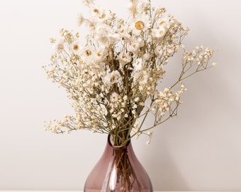 Un ramo de margaritas secas y flores de aliento de bebé, flores secas naturales, decoración del hogar, diseño floral de bricolaje, relleno de jarrón