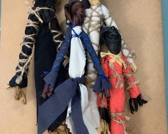 LALKI VOODOO - 7 cm. Zestaw 5 rustykalnych, surowo ciosanych lalek voodoo. Ręcznie robione, każda unikatowa. Materiał z recyklingu. Darmowe przypinki…