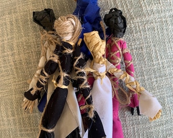 Bonecas Voodoo - 7 cm. Conjunto de 5 bonecos voodoo rústicos e toscos. Feitos à mão, cada um único. Tecido reciclado. Alfinetes grátis…