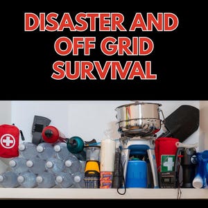 Puede incluir: Imagen de un estante con suministros de preparación para emergencias. Incluye botellas de agua, un botiquín de primeros auxilios, una estufa portátil y una radio. El texto en la parte superior dice "DISASTER AND OFF GRID SURVIVAL". El texto en la parte inferior dice "A Practical Guide to Building Self-Reliance, Security, and Strength in Uncertain Times, Government Breakdowns and Natural Disasters."