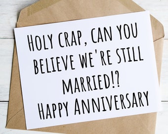 Peut inclure: Une carte blanche avec du texte noir qui dit "HOLY CRAP, CAN YOU BELIEVE WE'RE STILL MARRIED!? HAPPY ANNIVERSARY". La carte est dans une enveloppe brune.