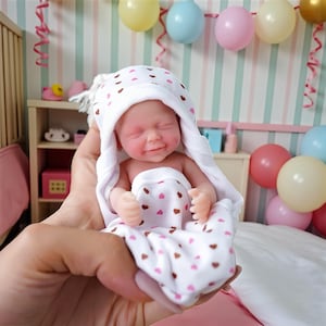 Bebê menina de silicone completo (4,50 pol.)