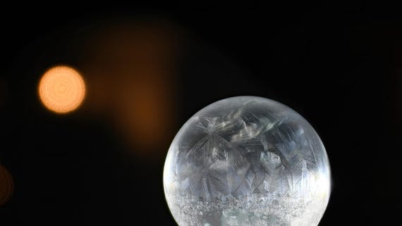 Delicate Soap Bubble Crystalizes in the Cold