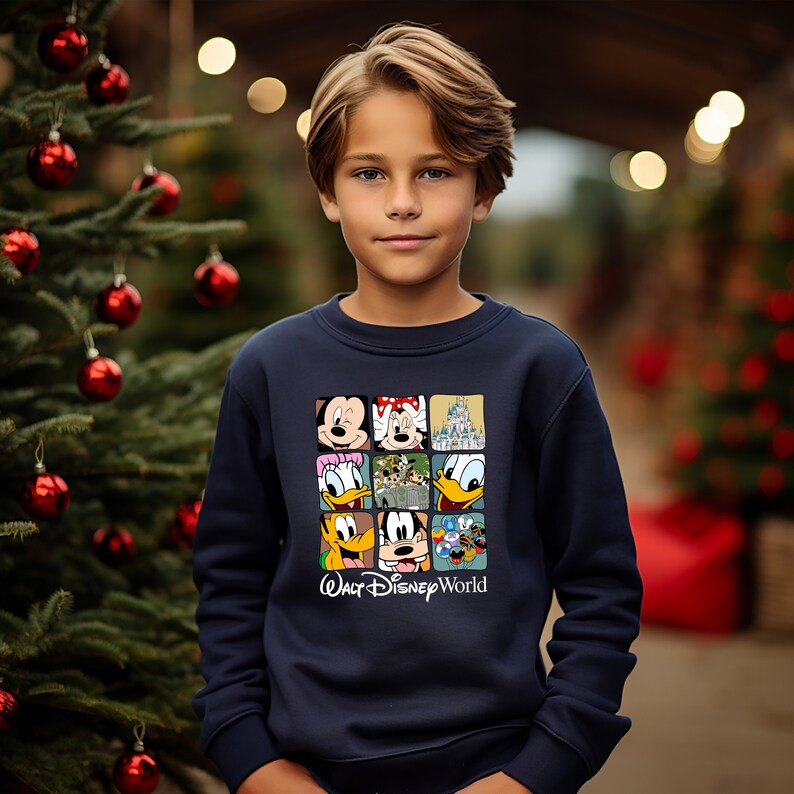 Op de afbeelding: Een donkerblauw sweatshirt met een kleurrijke afbeelding van Mickey Mouse, Minnie Mouse, Donald Duck, Goofy en andere Disney-figuren. De afbeelding bevat ook de tekst "Walt Disney World".