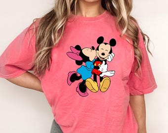 Comfort Disney Couple Minnie Mickey Mouse Kiss Shirt,Mickey and Minnie Shirt,Mickey Shirt,Disneyland Holiday Vacation Shirt,Disney Retro Tee