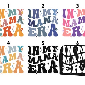 Pu&ograve; includere: Sei diverse varianti di colore di un design grafico con il testo "IN MY MAMA ERA" in uno stile di font retr&ograve;. Il testo &egrave; circondato da piccole stelle e fiori.