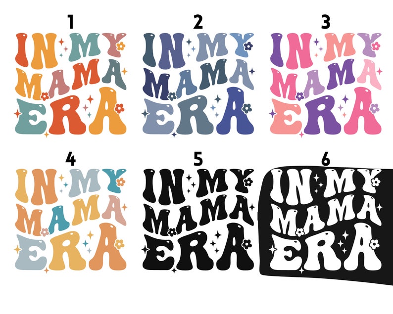 Pu&ograve; includere: Sei diverse varianti di colore di un design grafico con il testo "IN MY MAMA ERA" in uno stile di font retr&ograve;. Il testo &egrave; circondato da piccole stelle e fiori.