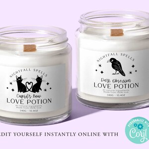 Może przedstawiać: Dwa szklane słoiki ze świecami z czarno-białymi etykietami. Etykiety zawierają tekst "Nightfall Spells" i słowa "Love Potion". Jedna etykieta przedstawia ilustrację czarnego kota i tekst "Cupid's Bow". Druga etykieta przedstawia ilustrację czarnego kruka i tekst "Dark Obsession".