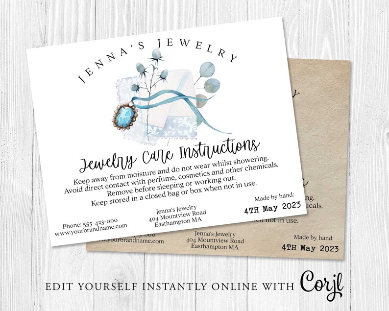 Puede incluir: Una tarjeta blanca con ilustraciones de acuarela azul y texto que dice "Jenna's Jewelry" e "Instrucciones de cuidado de la joyer&iacute;a". El texto incluye instrucciones para el cuidado de la joyer&iacute;a, como mantenerla alejada de la humedad y el perfume. La tarjeta tambi&eacute;n incluye informaci&oacute;n de contacto para Jenna's Jewelry, incluyendo un n&uacute;mero de tel&eacute;fono y una direcci&oacute;n de sitio web. La tarjeta est&aacute; hecha a mano y la fecha es el 4 de mayo de 2023.