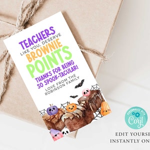 Peut inclure: Une étiquette cadeau d'Halloween imprimable avec un schéma de couleurs violet, vert et orange. L'étiquette dit "Les enseignants comme vous méritent des points brownie. Merci d'être si épouvantable ! Avec amour de la famille Robinson." L'étiquette est décorée d'une toile d'araignée et de brownies de dessin animé avec des visages effrayants.