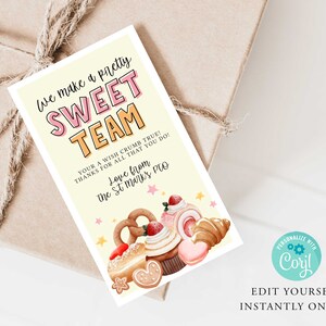 Puede incluir: Una etiqueta de regalo con el texto "We make a pretty SWEET TEAM" en rosa y naranja. La etiqueta presenta ilustraciones de productos horneados como pretzels, cupcakes y croissants. La etiqueta está en un regalo envuelto con hilo.
