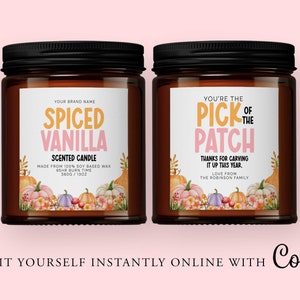 Puede incluir: Dos tarros de velas de vidrio marrón con etiquetas. El tarro de la izquierda tiene una etiqueta que dice "Spiced Vanilla Scented Candle" con un diseño de otoño. El tarro de la derecha tiene una etiqueta que dice "You're the Pick of the Patch" con un diseño de otoño y el texto "Thanks for carving it up this year. Love from the Robinson Family."