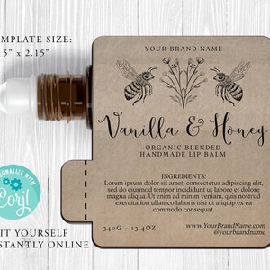 Könnte beinhalten: Ein braunes Papieretikett mit einem Bienen- und Blumendesign für einen Lippenbalsam. Das Etikett lautet "Vanilla & Honey Organic Blended Handmade Lip Balm". Das Etikett ist 2,15 Zoll mal 2,15 Zoll groß.