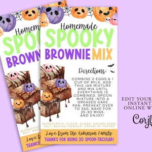 Könnte beinhalten: Druckbare Rezeptkarte für einen gruseligen Brownie-Mix zum Thema Halloween. Die Karte hat einen grün-violetten Hintergrund mit einer Aquarell-Illustration eines Brownies mit Kürbissen und Geistern. Der Text auf der Karte lautet "Hausgemachter Grusel-Brownie-Mix" und enthält Anweisungen zum Backen der Brownies. Die Karte enthält auch eine Nachricht von der Familie Robinson.