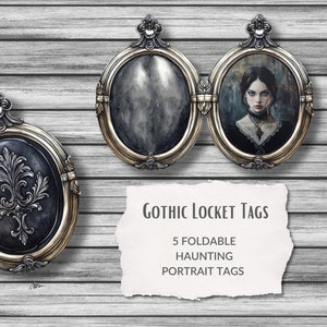 Könnte beinhalten: Fünf faltbare Anhänger-Tags mit gotischen Designs. Jedes Tag hat einen goldenen Rahmen mit einem schwarzen und silbernen Innenraum. Ein Tag hat ein florales Design, ein anderes ein Porträt einer Frau mit dunklen Haaren und einem schwarzen Kleid, und das andere hat eine verspiegelte Oberfläche. Der Text "Gothic Locket Tags" und "5 Foldable Haunting Portrait Tags" ist auf einem weißen Papierhintergrund gedruckt.