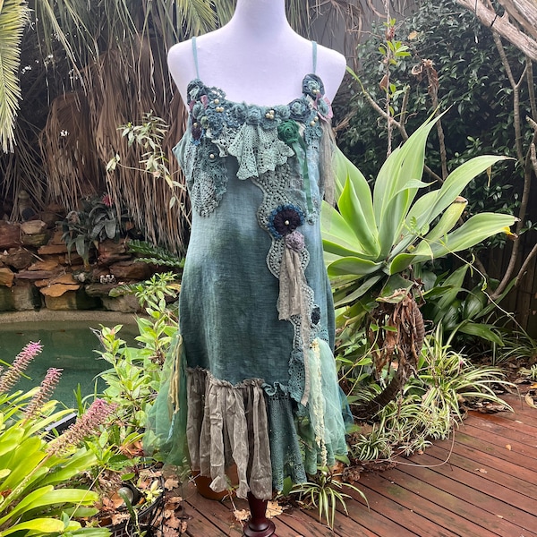 Boho forêt vert romantique en lambeaux retravaillé été lin coton mélange slip robe, fée, bois, BohobyDarija Medium to Large