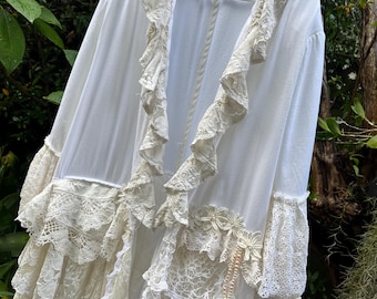 BohobyDarija Wulpse boho shabby chic jas van linnenmix verfraaid met vintage gehaakte en gescheurde bloemen Grote maten