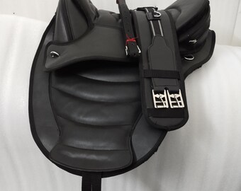 Treeless Bareback Synthetic black saddle + Matching Girth.