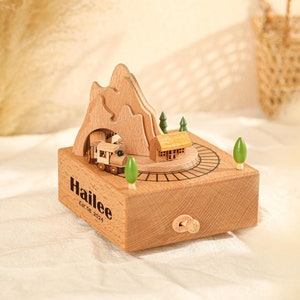 Caja de música de cumpleaños con tren, caja de música de madera grabada personalizada, regalo para baby shower, regalo de recuerdo para bebé, regalo de cumpleaños