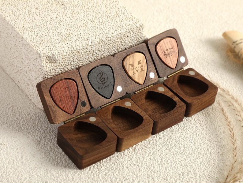 Benutzerdefinierte Holz Gitarre Picks Box, Personalisierte Gitarre Pick Box, Holz Gitarre Pick Organizer, Musik Geschenk, Valentinsgeschenk Bild 1