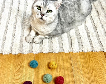 Katzenspielzeug Ball mit Glöckchen, Größe 4,5cm, Geschenkidee, handgemacht, robust, Baumwolle, Katzenball, Affenfaust, Katzenbeschäftigung