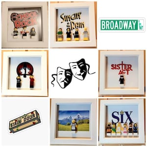 Puede incluir: Un collage de nueve imágenes enmarcadas que representan varios musicales de Broadway. Cada marco contiene un pequeño conjunto de minifiguras LEGO que representan un espectáculo diferente, incluyendo School of Rock, Singin' in the Rain, Sister Act, Six y The Theatre Stage Door. Los marcos son blancos con un paspartú blanco y un frente de vidrio transparente.