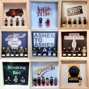 Puede incluir: Nueve imágenes enmarcadas de programas de televisión populares con minifiguras de Lego que representan a los personajes. Los programas son El Equipo A,  Absolutely Fabulous,  Siempre Hay Sol en Filadelfia,  ¿Está usted siendo servido?,  Ashes to Ashes,  Blackadder,  Breaking Bad,  Cheers, y  Curb Your Enthusiasm.