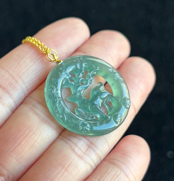 非常に氷のような緑色の翡翠、鹿の翡翠ペンダント 18K ゴールド