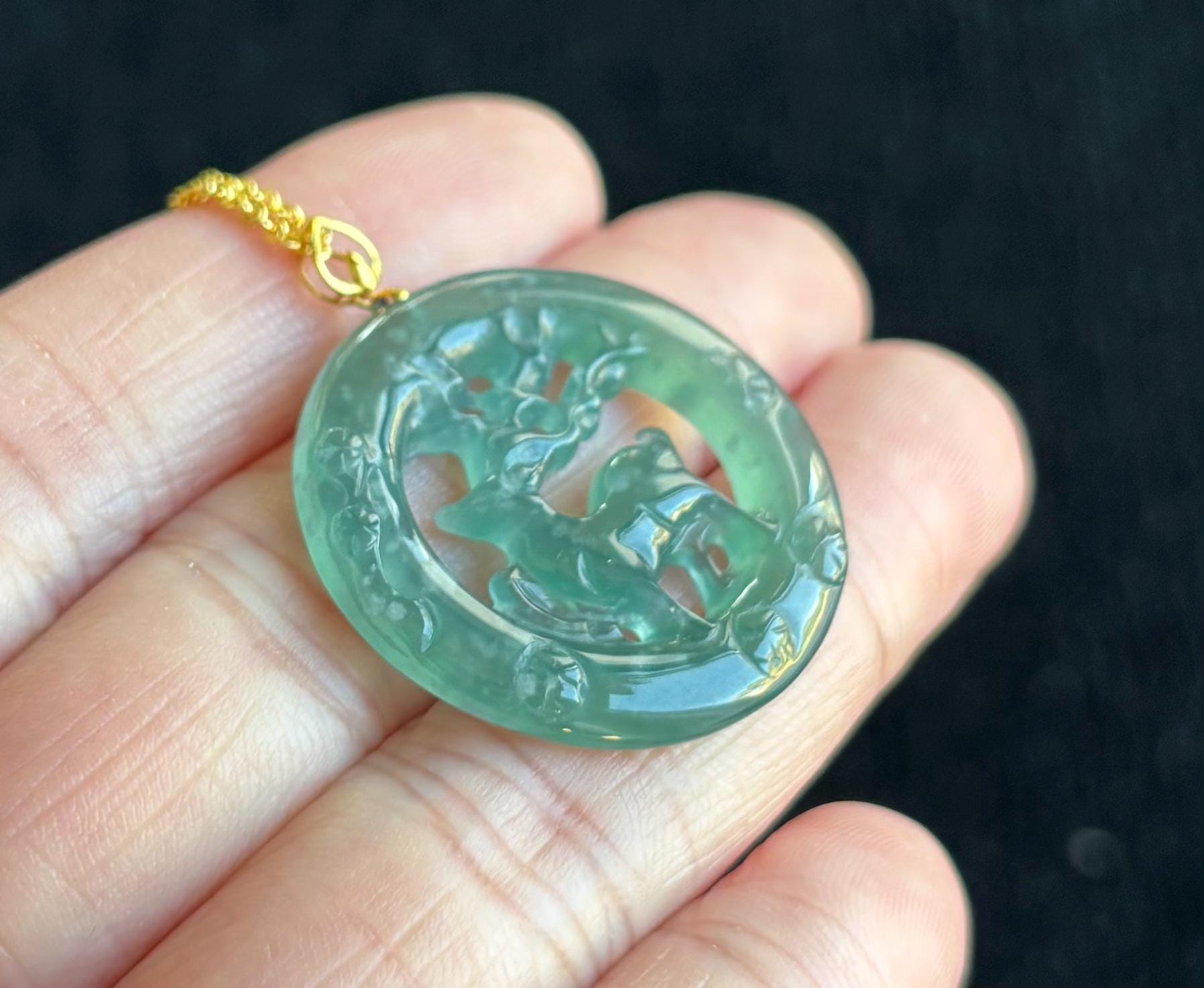 非常に氷のような緑色の翡翠、鹿の翡翠ペンダント 18K ゴールド