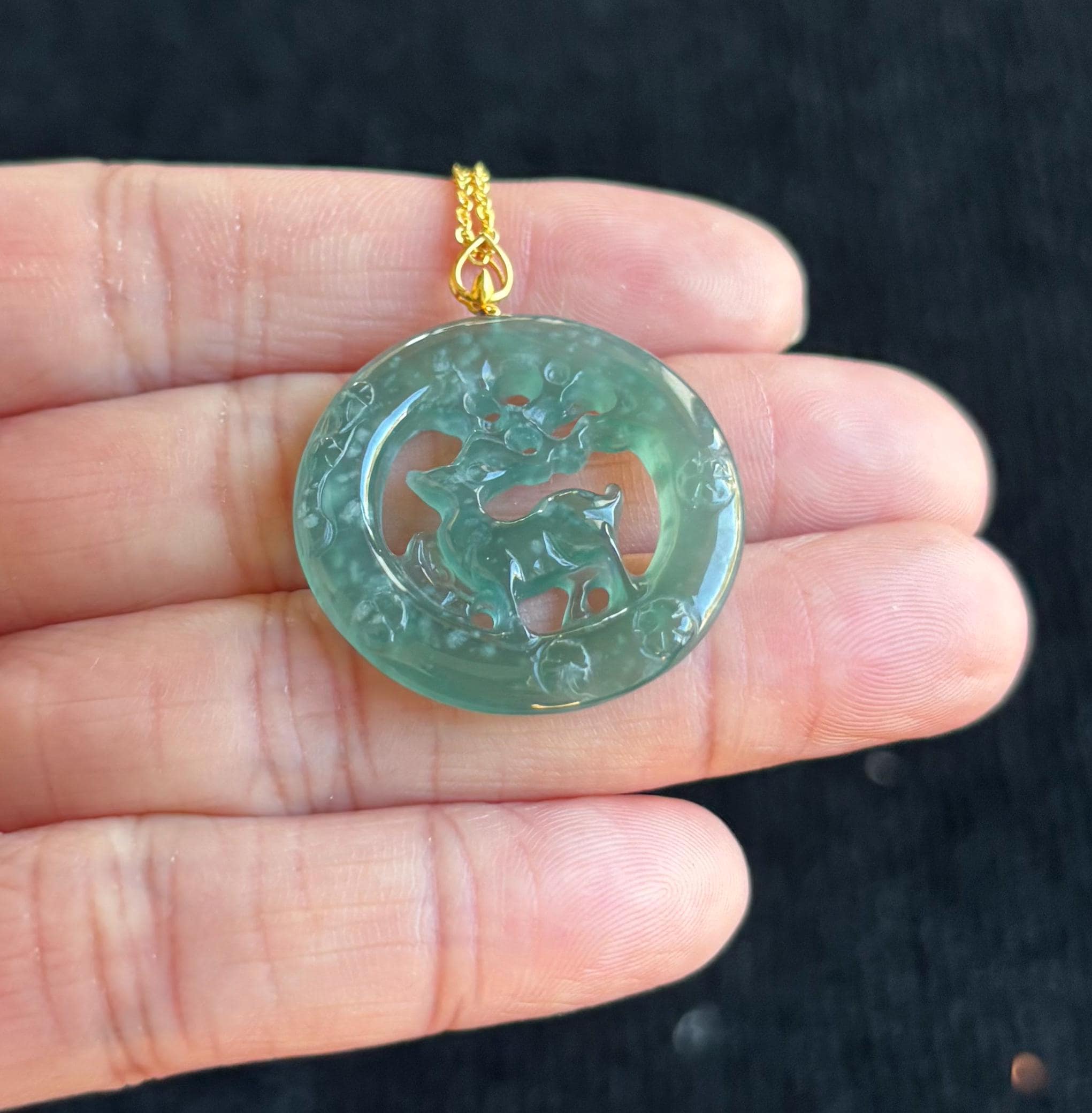 非常に氷のような緑色の翡翠、鹿の翡翠ペンダント 18K ゴールド