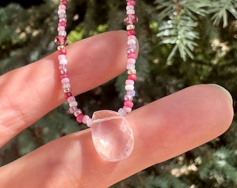 Joli collier de perles de pétales de quartz rose rose