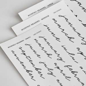 Może przedstawiać: Trzy białe prostokątne arkusze papieru z czarnym nadrukiem. Każdy arkusz zawiera tekst 1521 STUDIO oraz MONTHLY HEADERS, po którym następuje rozmiar: LARGE, MEDIUM lub SMALL. Arkusze zawierają listy miesięcy zapisane pismem odręcznym.