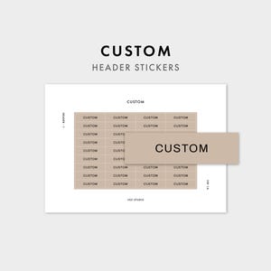 Könnte beinhalten: Ein Bogen mit rechteckigen beigen Header-Aufklebern, die das Wort CUSTOM in einer schwarzen serifenlosen Schrift zeigen. Der Bogen enthält mehrere Reihen dieser Etiketten, wobei ein größerer Aufkleber horizontal über der Mitte liegt.