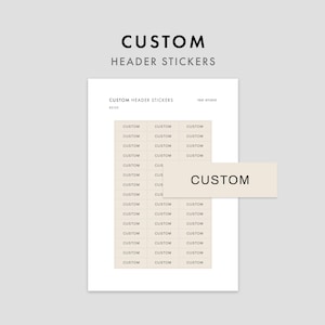 Può includere: Un foglio di adesivi per intestazione personalizzati stampabili con il testo "CUSTOM" ripetuto in una griglia. Gli adesivi sono beige e sono progettati per essere utilizzati per personalizzare planner e diari.