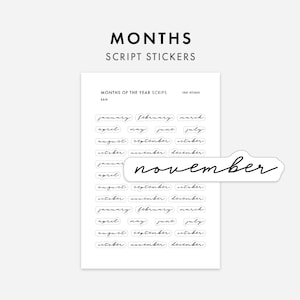 Puede incluir: Una hoja de pegatinas con guión con la palabra "MONTHS" en la parte superior. Las pegatinas están en una fuente manuscrita e incluyen los meses del año. Una pegatina con la palabra "noviembre" se coloca encima de la hoja.