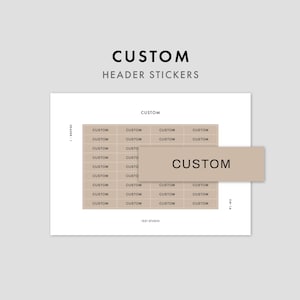 Puede incluir: Una hoja de pegatinas rectangulares de color beige con la palabra CUSTOM en fuente sans-serif negra. La hoja incluye una cuadrícula de pegatinas más pequeñas y una pegatina horizontal más grande superpuesta, con el texto CUSTOM HEADER STICKERS arriba.