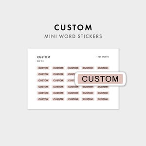 Puede incluir: Una hoja de mini pegatinas con la palabra CUSTOM en fuente sans-serif negra sobre un fondo rectangular rosa claro. La hoja incluye treinta pegatinas pequeñas y una pegatina más grande separada con el mismo diseño.