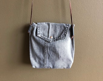 Kleine denim schoudertas - handgemaakte gerecyclede grijze jeans Crossbody tas - Upcycled grijze tas - Eco-vriendelijk cadeau