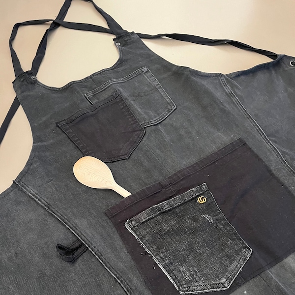 Tablier en denim noir - tablier croisé dans le dos - tablier recyclé avec poches - tablier de barbecue noir - cadeau de fête des pères - cadeau durable et respectueux de l'environnement