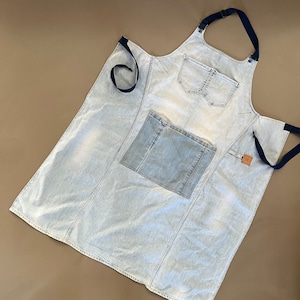 Delantal de mezclilla reciclada con bolsillos: delantal de jeans azules reciclados hecho a mano