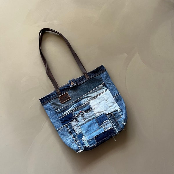 Bolso de hombro de mezclilla patchwork - bolso de mezclilla reciclado hecho a mano - bolso de compras de jeans azules - bolso de mezclilla vintage recuperado - tote de parches deshilachados