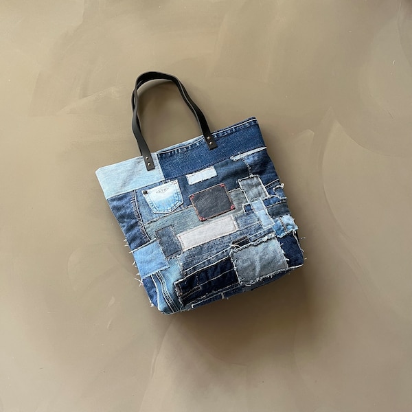 Sac fourre-tout en denim patchwork - sac cabas en jean bleu recyclé fait main - sac à bandoulière en denim vintage récupéré - sac à main avec patchs effilochés