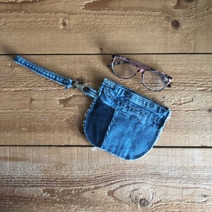 Monedero de pulsera de mezclilla reutilizado - Bolsa de patchwork reciclada - Monedero de jeans deshilachado pequeño hecho a mano