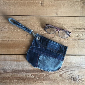 Bolsa de cremallera de mezclilla - Bolsa pequeña hecha a mano - Bolsa de jeans reutilizada - Muñequera de patchwork - Bolsa de mezclilla reciclada - Monedero de cremallera azul